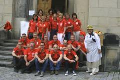 TSVler mit Partnern und Fans sowie Mathilda, die mit der Reisegruppe eine kulinarische Altstadtführung durchgeführt hat.
